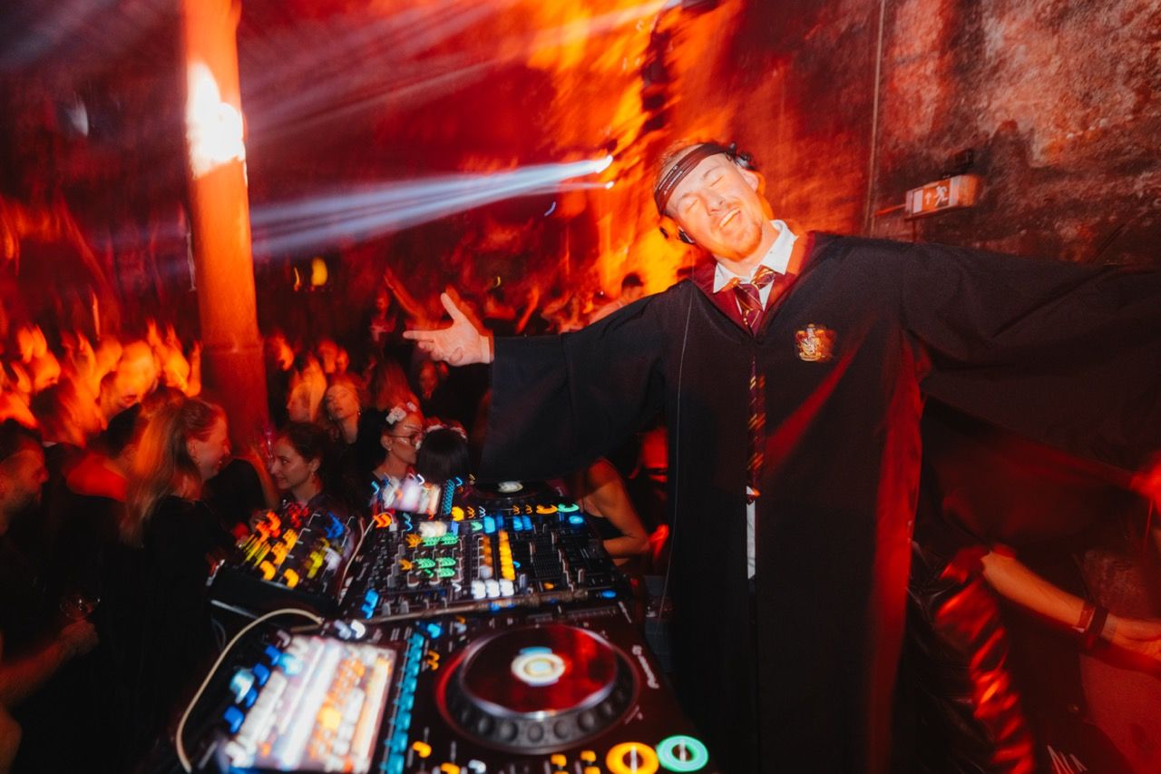 DJ na dogodku Skrivalnice Halloween