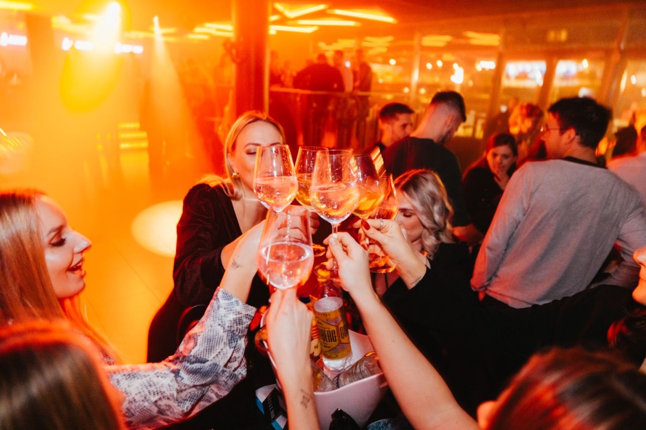 Publika nazdravlja na dogodku Skrivalnice